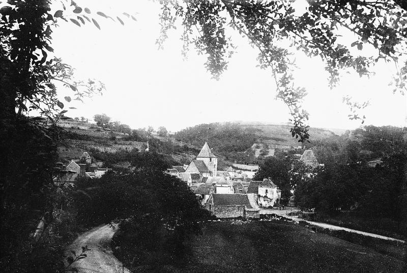 SAINT-IGEST (Aveyron). - Vue générale [avec l'ancienne église (glèisa)]